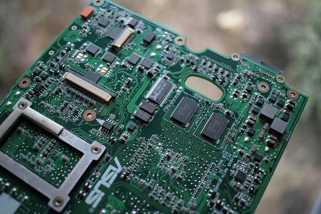 Tajemnice ukrytych mikroświatów: jak miniaturowe obwody elektroniczne zmieniły nasze codzienne życie - 3 2025